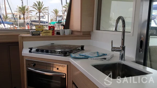 Nautitech 40 open NEW - 4 + 2 cab. - Yacht Charter Sailica