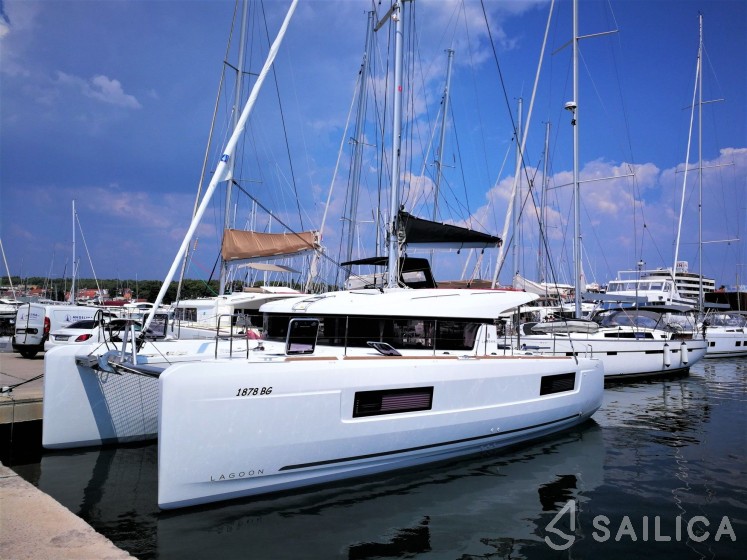 Lagoon 40 - Yacht Charter Sailica
