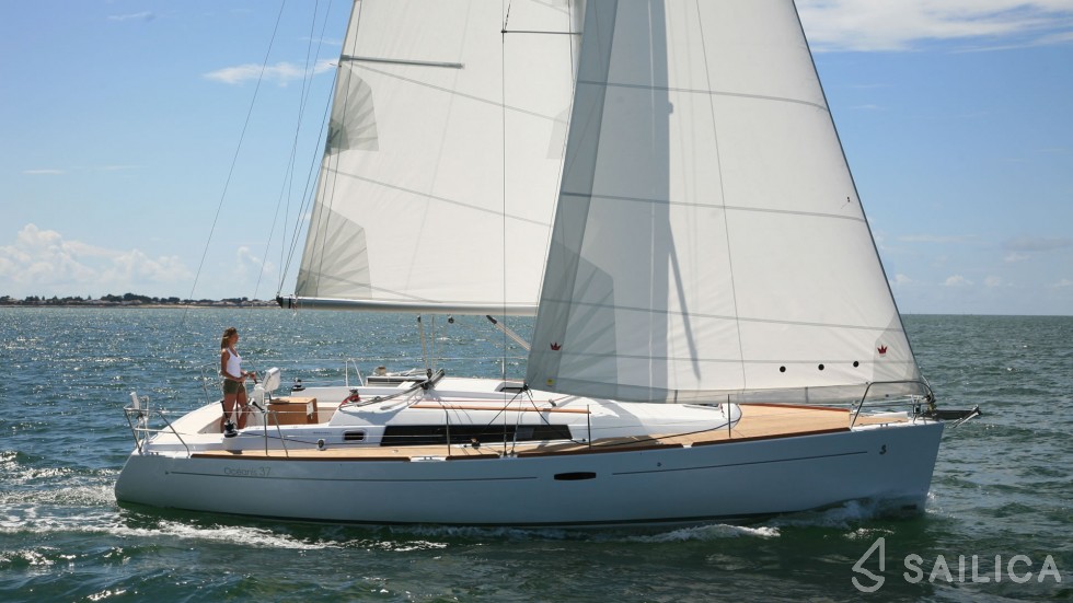 Oceanis 37 - Yacht Charter Sailica
