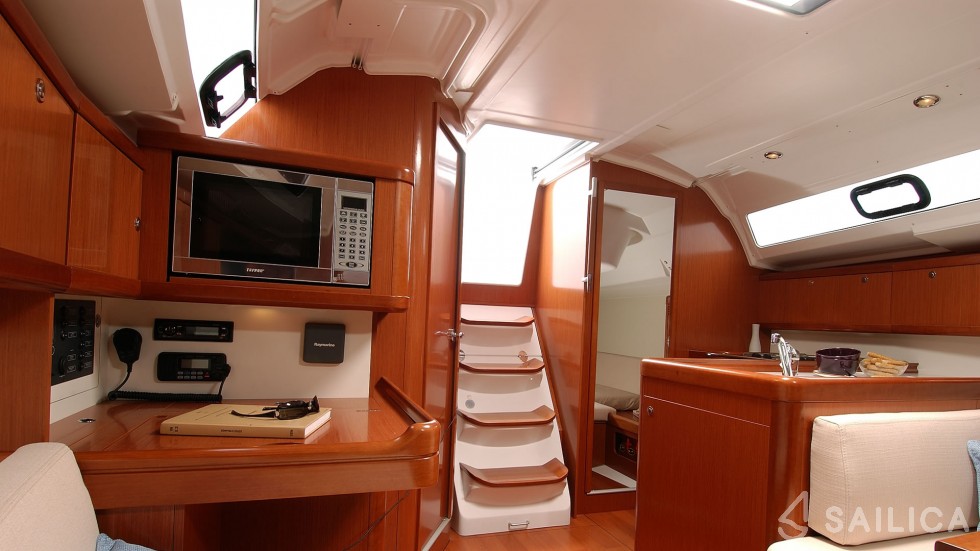 Oceanis 37 - Yacht Charter Sailica