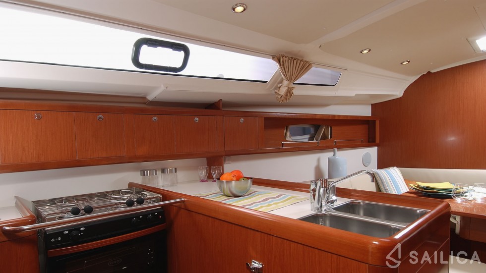 Oceanis 37 - Yacht Charter Sailica