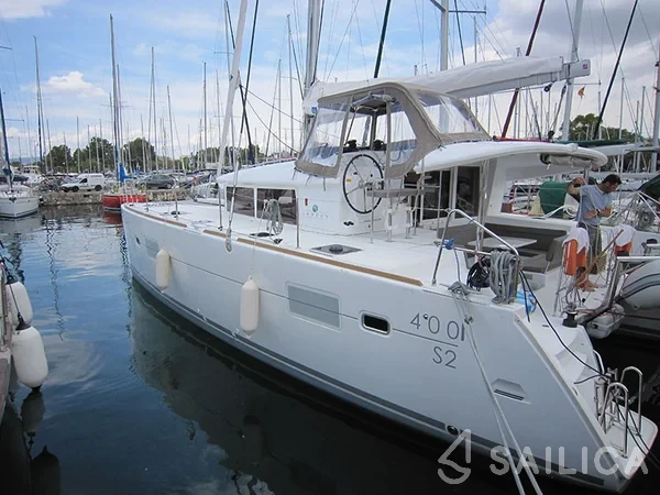 Lagoon 400 S2 - Yacht Charter Sailica