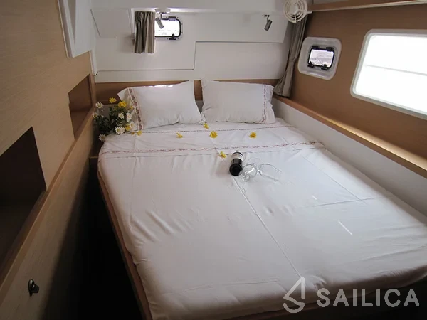 Lagoon 400 S2 - Yacht Charter Sailica