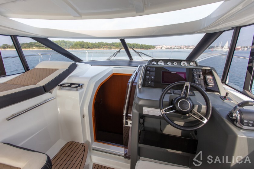 Leader 36 - Yacht Charter Sailica