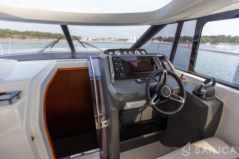 Leader 36 - Yacht Charter Sailica