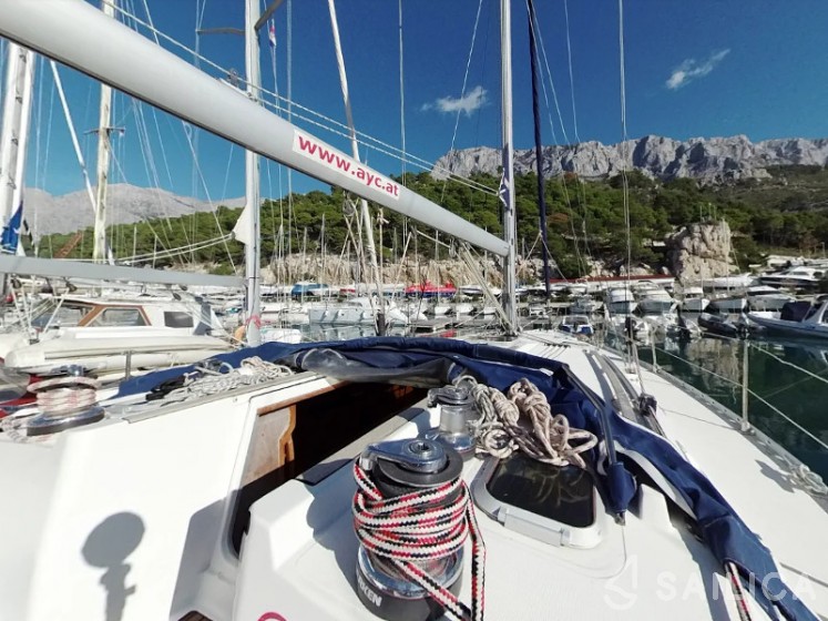 Sun Odyssey 42.2 - Yacht Charter Sailica