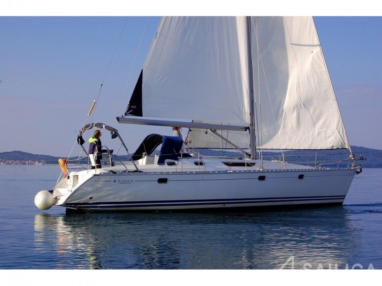 Sun Odyssey 42.2 - Yacht Charter Sailica