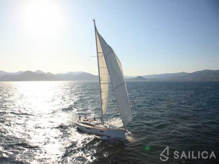 Jeanneau 53 - Yacht Charter Sailica