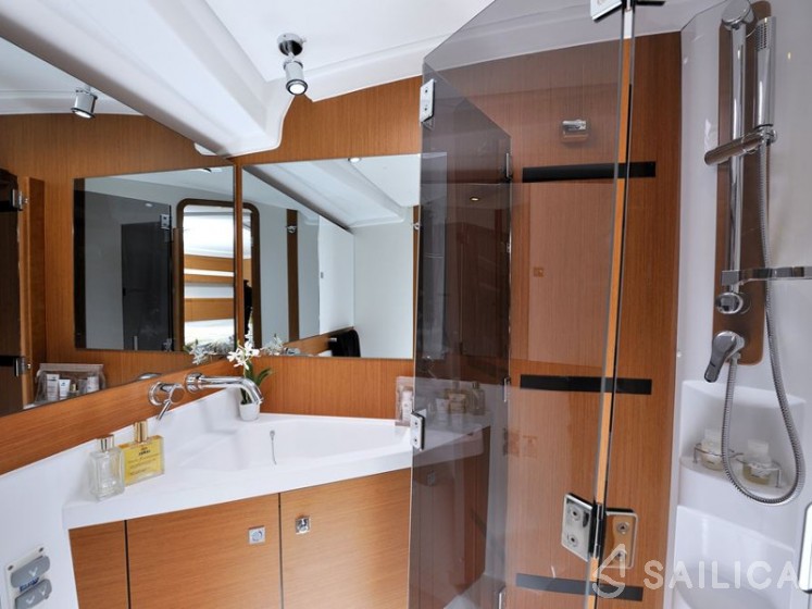 Jeanneau 53 - Yacht Charter Sailica