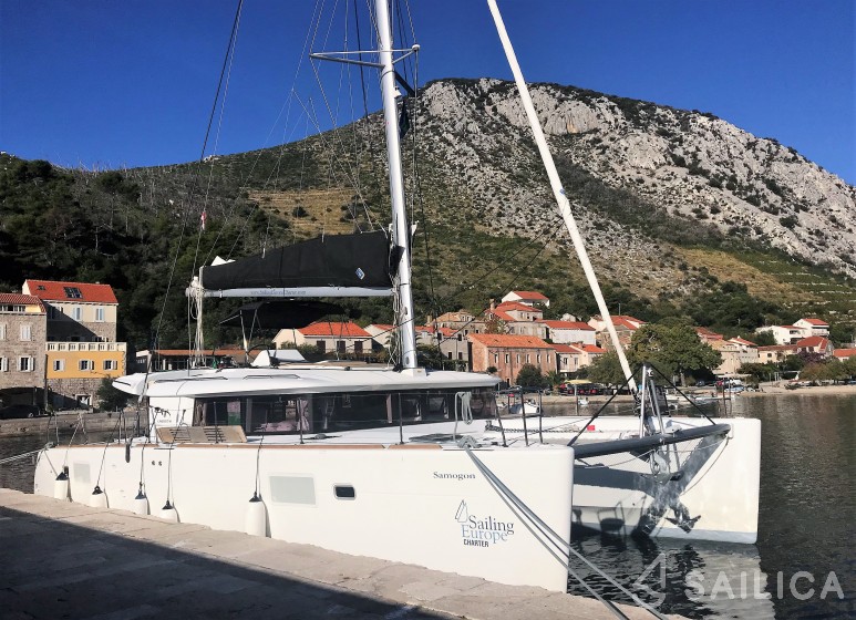 Lagoon 450  Flybridge - Yacht Charter Sailica
