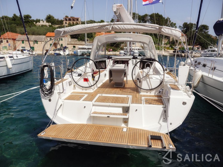 Oceanis 41.1 - Yacht Charter Sailica