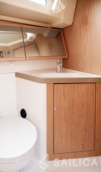 Oceanis 41.1 - Yacht Charter Sailica