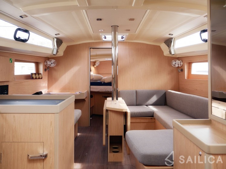Oceanis 41.1 - Yacht Charter Sailica