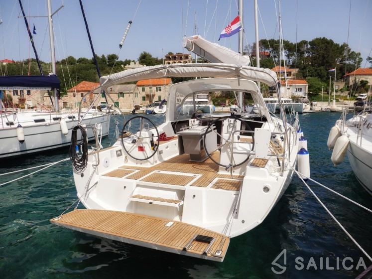 Oceanis 41.1 - Yacht Charter Sailica