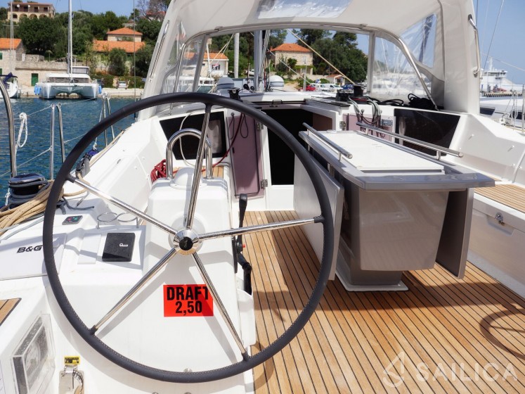 Oceanis 41.1 - Yacht Charter Sailica