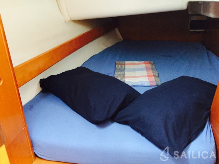 First 33.7 - Yacht Charter Sailica