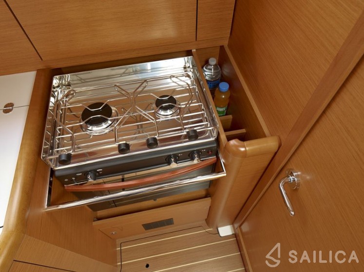Sun Odyssey 33i - Yacht Charter Sailica