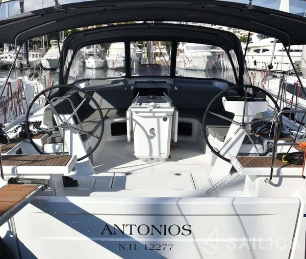 Oceanis 51.1 - Yacht Charter Sailica