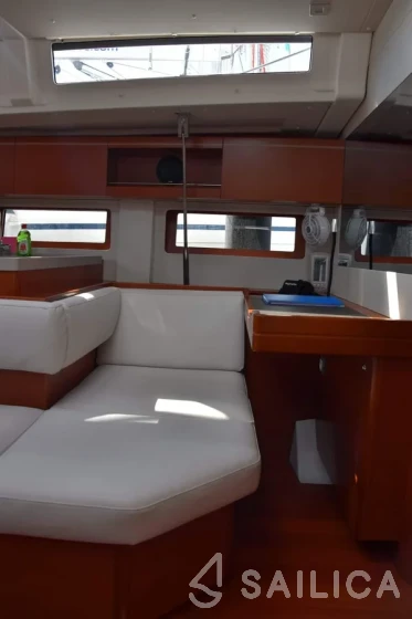 Oceanis 51.1 - Yacht Charter Sailica