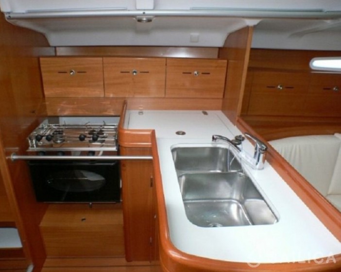 First 40.7 - Yacht Charter Sailica