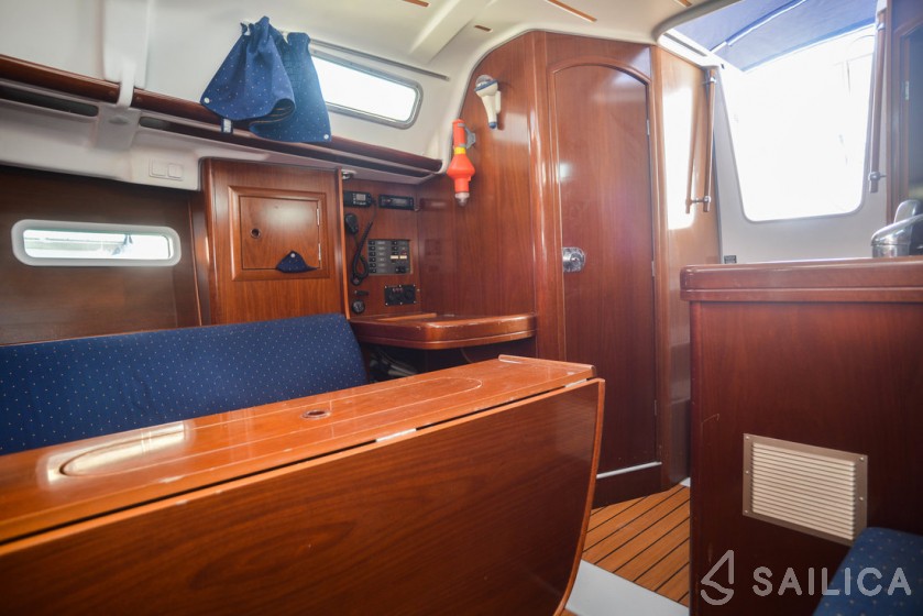 Oceanis 323 Clipper - Yacht Charter Sailica