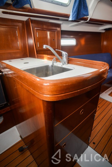 Oceanis 323 Clipper - Yacht Charter Sailica