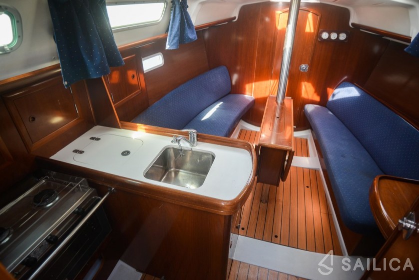 Oceanis 323 Clipper - Yacht Charter Sailica