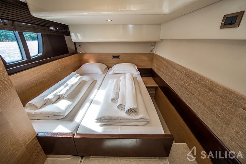 Azimut 47 - Yacht Charter Sailica