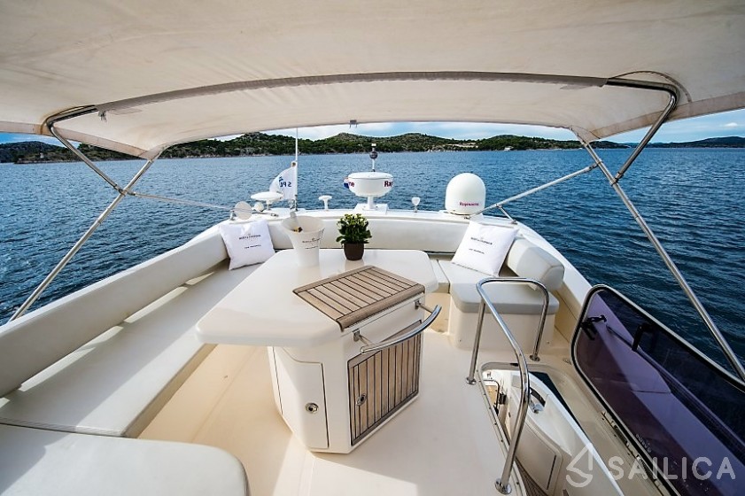 Azimut 47 - Yacht Charter Sailica