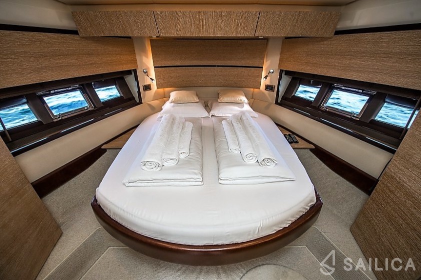 Azimut 47 - Yacht Charter Sailica