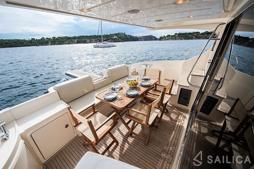 Azimut 47 - Yacht Charter Sailica