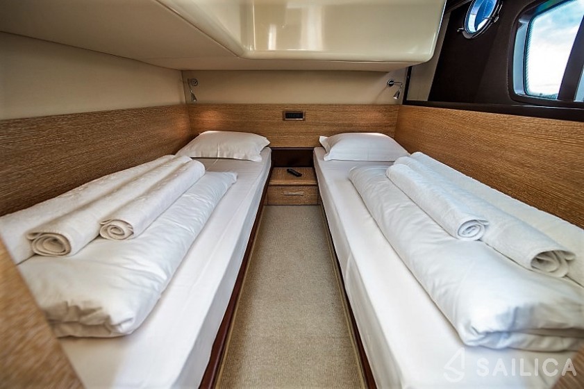 Azimut 47 - Yacht Charter Sailica