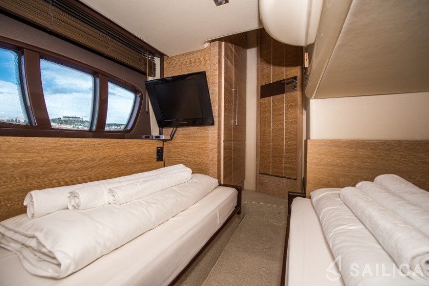 Azimut 47 - Yacht Charter Sailica