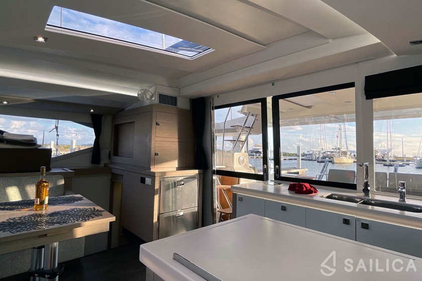 Astréa 42 - Yacht Charter Sailica
