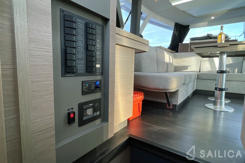 Astréa 42 - Yacht Charter Sailica