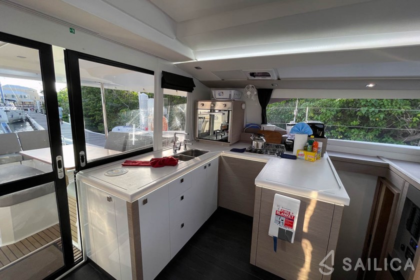 Astréa 42 - Yacht Charter Sailica