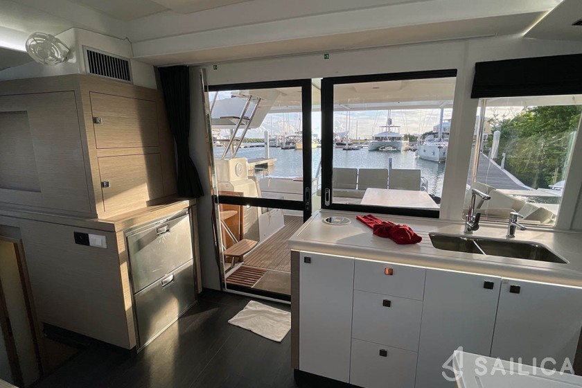 Astréa 42 - Yacht Charter Sailica
