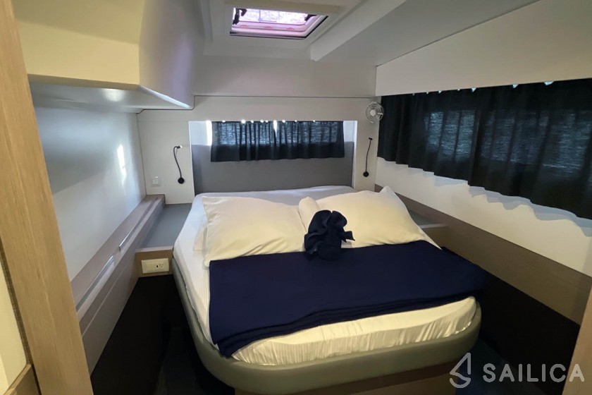 Astréa 42 - Yacht Charter Sailica