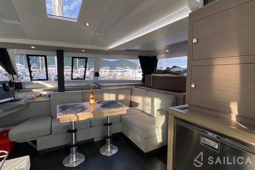 Astréa 42 - Yacht Charter Sailica