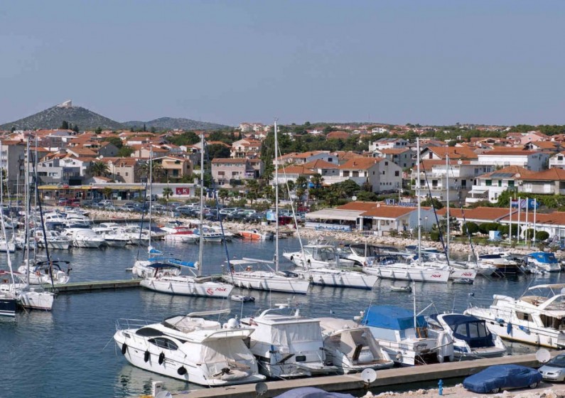 Oceanis 41.1 - Yacht Charter Sailica