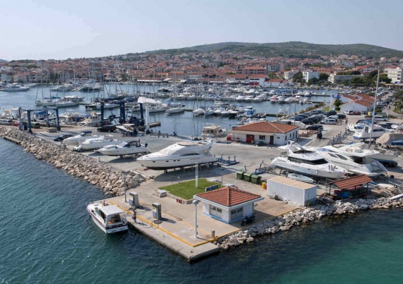 Oceanis 41.1 - Yacht Charter Sailica