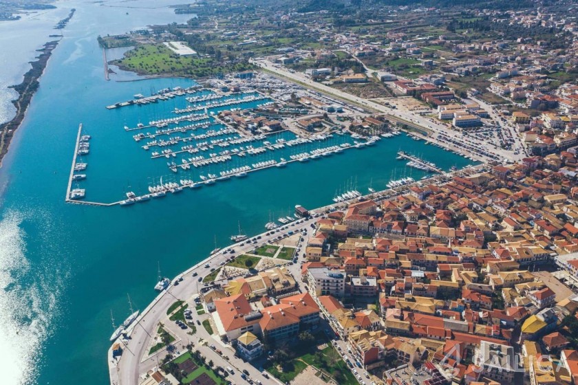 Lagoon 450  Flybridge - Yacht Charter Sailica