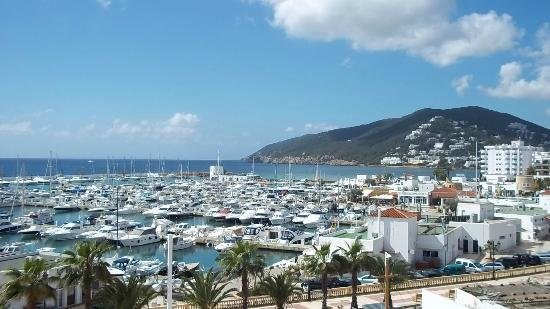 Lagoon 400 S2 - Yacht Charter Sailica