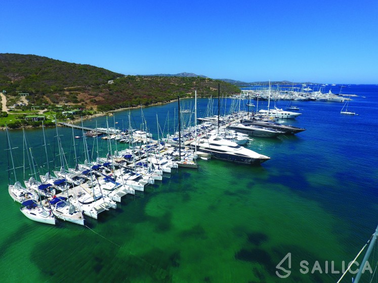 Helia 44 - Yacht Charter Sailica