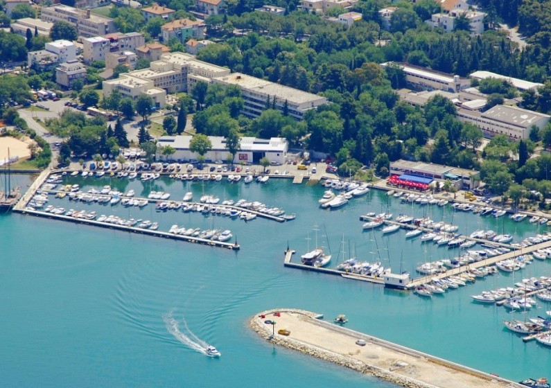 Oceanis 35 - Yacht Charter Sailica