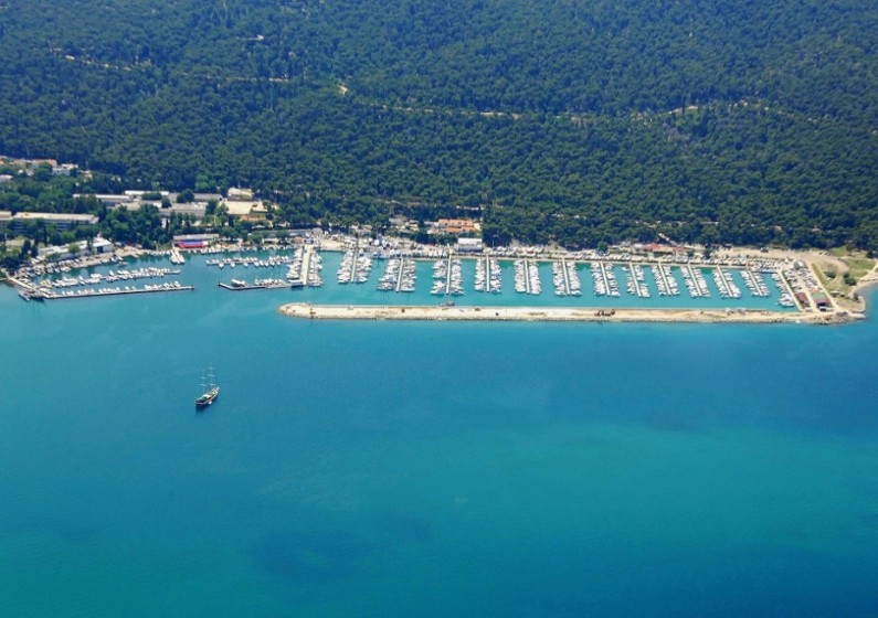 Oceanis 35 - Yacht Charter Sailica