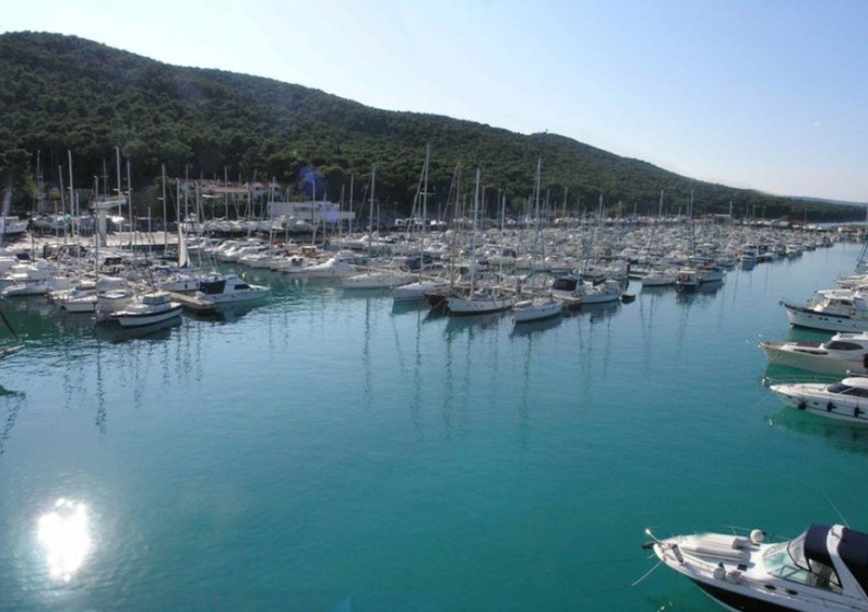 Oceanis 35 - Yacht Charter Sailica