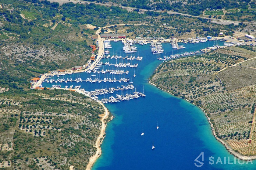 Bavaria 44 - Yacht Charter Sailica
