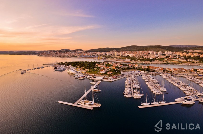 Oceanis 45 - Yacht Charter Sailica