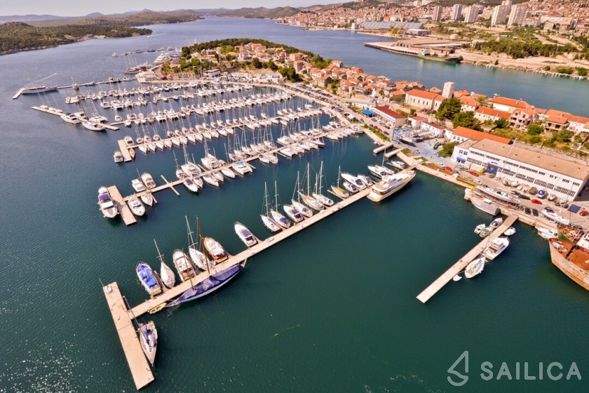 Oceanis 45 - Yacht Charter Sailica